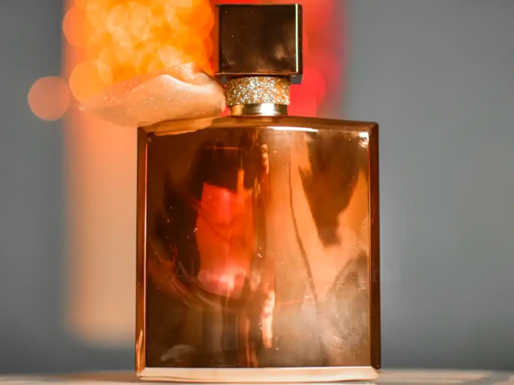 Gold L’Extrait nổi bật bởi lớp nền gỗ sâu lắng, tạo hiệu ứng lưu hương kéo dài