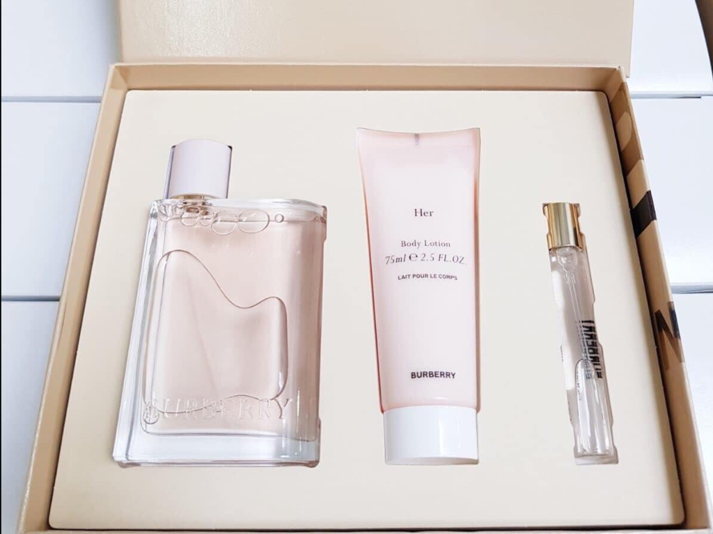 Giftset Burberry Her EDP 3PCS là bộ quà tặng đẳng cấp, mang đậm dấu ấn thanh lịch, trẻ trung nhưng vẫn đầy quyến rũ của thương hiệu Burberry. 
