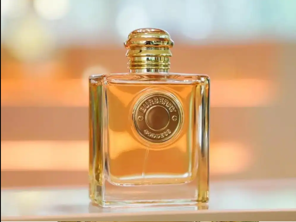 Goddess Intense chính là hiện thân của sự gợi cảm và tự tin mà nước hoa Burberry nữ muốn truyền tải.