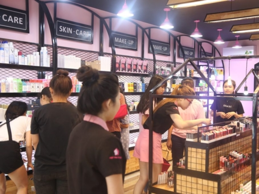Mặt Hoa Da Phấn cũng thường xuyên cập nhật các sản phẩm mới, theo xu hướng thị trường, đồng thời tổ chức các chương trình ưu đãi theo dịp lễ hoặc tặng mẫu thử cho khách hàng thân thiết.