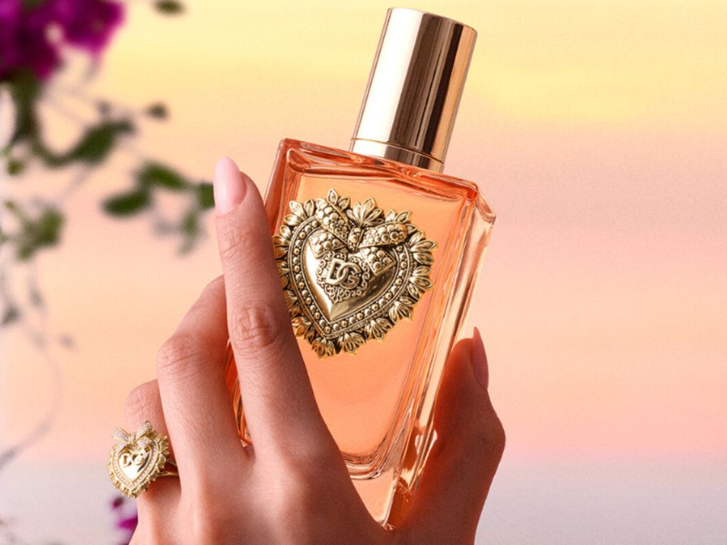 Devotion EDP Intense phù hợp với những người phụ nữ yêu thích phong cách gợi cảm, tự tin và muốn khẳng định dấu ấn riêng