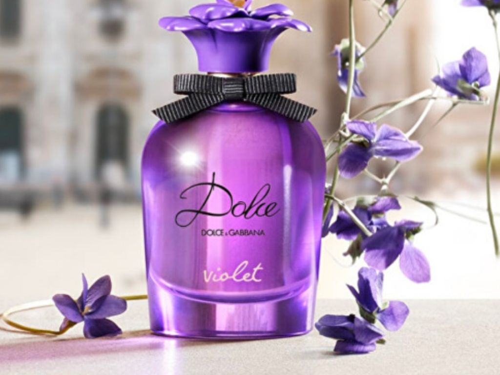 Ngọt ngào và nữ tính, Dolce Violet EDT là bản hòa ca của các loài hoa tím như violet và heliotrope – mang lại cảm giác mềm mại, trẻ trung và có chút gì đó mộng mơ.