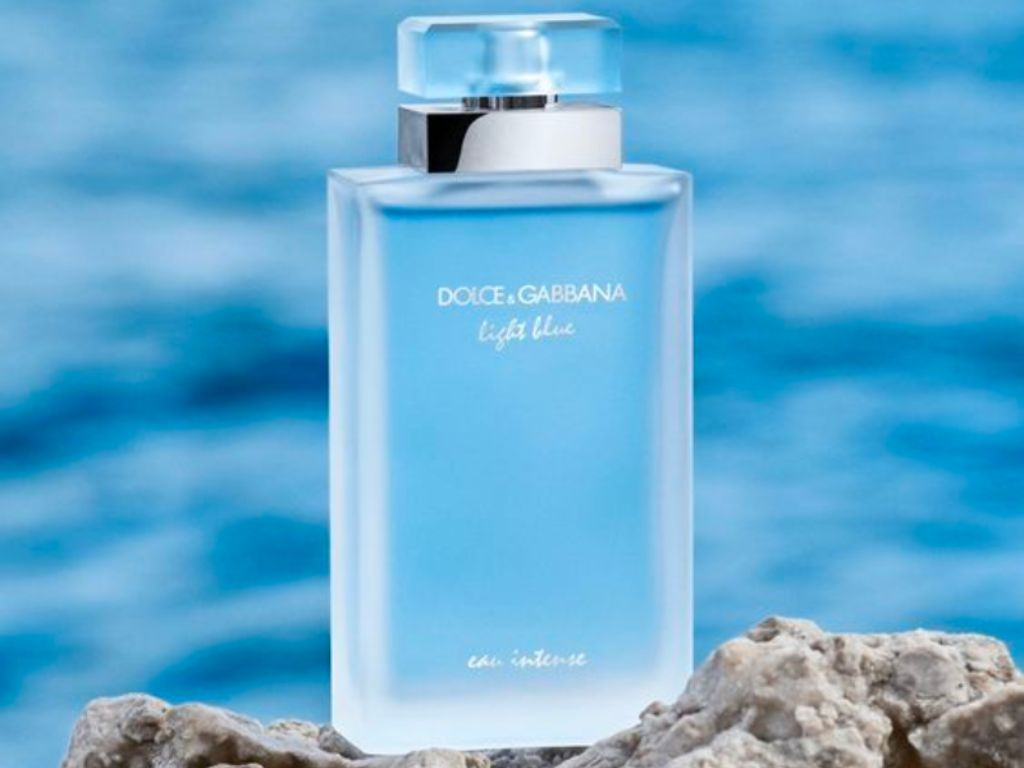 Một phiên bản nâng cấp về độ lưu hương và độ đậm đặc, Light Blue Eau Intense được yêu thích bởi sự gợi cảm và thanh khiết