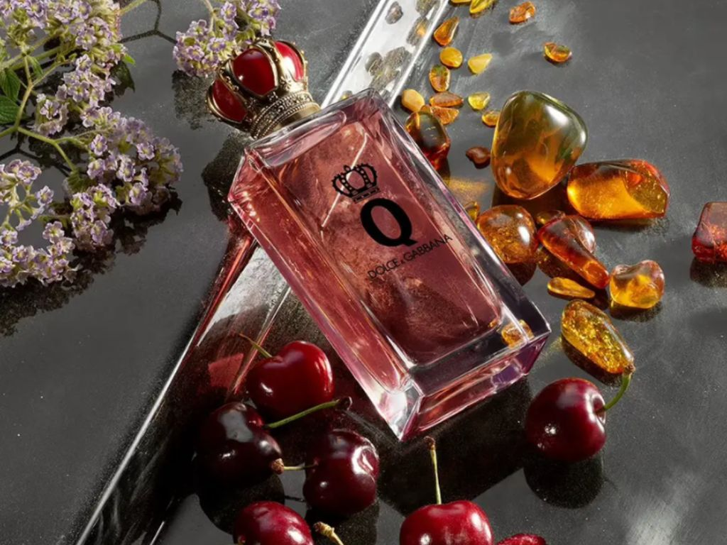 Với thiết kế mang hình ảnh vương miện vàng quyền lực, Q EDP Intense đại diện cho hình mẫu người phụ nữ hiện đại: mạnh mẽ, lôi cuốn nhưng vẫn đầy nữ tính