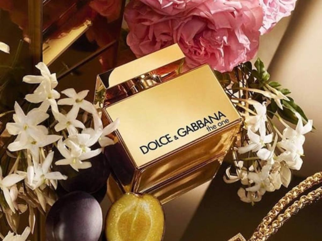 The One Gold là phiên bản gợi cảm và quý phái bậc nhất của dòng The One. Hương đầu tươi mới từ mận chín, cam đỏ và tiêu hồng mở ra một sự sang trọng hiện đạ