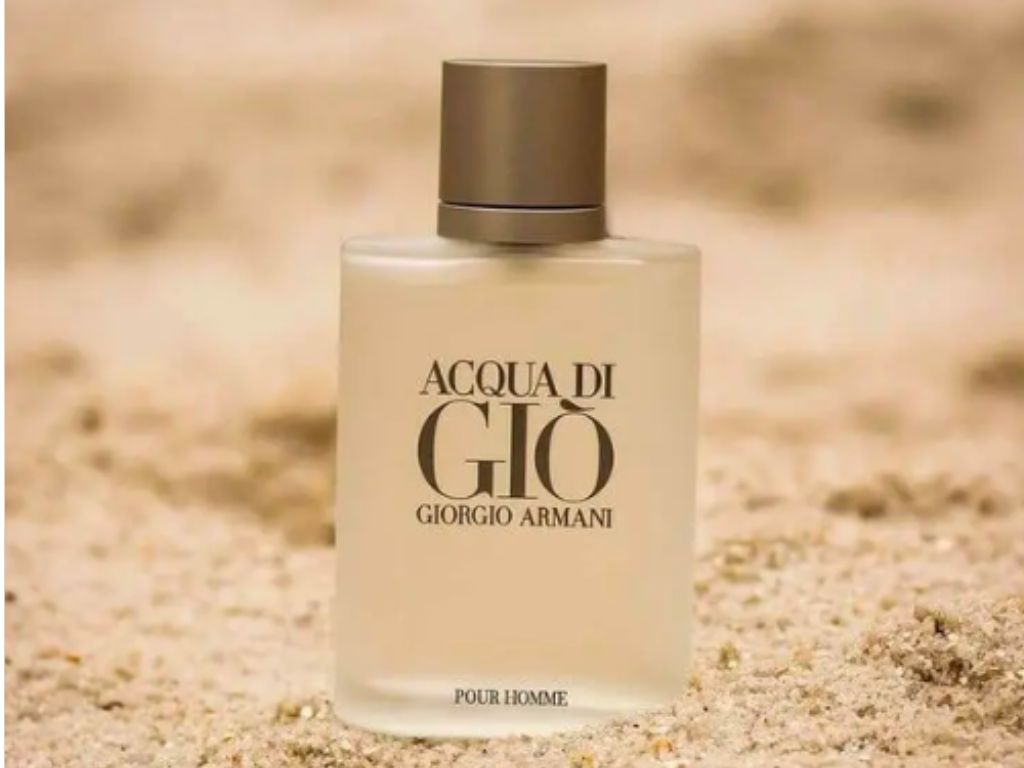 Đây là phiên bản cổ điển và nổi tiếng nhất của dòng Acqua Di Gio, ra đời năm 1996. Mùi hương đặc trưng bởi các nốt cam chanh, hoa nhài, hương biển, cùng nền xạ hương và gỗ trắng