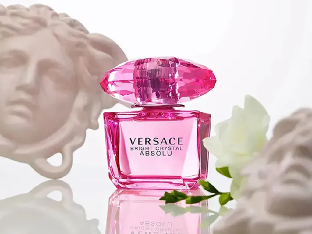 Versace Bright Crystal Absolu for Women là phiên bản nâng cấp, đậm đà và bền hương hơn từ dòng Bright Crystal huyền thoại của Versace