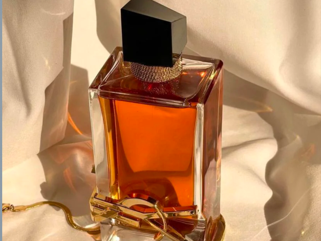 Yves Saint Laurent Libre EDP Intense là phiên bản đậm đà, quyến rũ hơn của dòng Libre trứ danh, đại diện cho hình ảnh người phụ nữ hiện đại