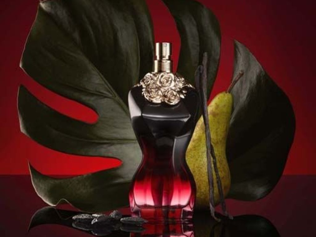 Le Beau Le Parfum là một trong những sáng tạo độc đáo của nước hoa Jean Paul Gaultier nữ, dù được định vị thuộc dòng unisex nhưng lại gây ấn tượng mạnh với phái đẹp nhờ sự cuốn hút đầy mâu thuẫn: mạnh mẽ nhưng tinh tế, gợi cảm nhưng không quá nồng.