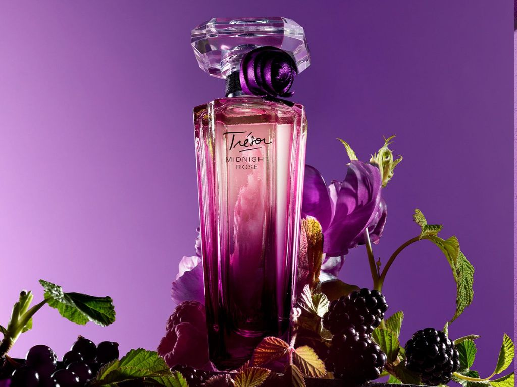 nước hoa Lancome Tresor Midnight Rose có khả năng lưu hương trung bình từ 6 – 8 tiếng trên da.