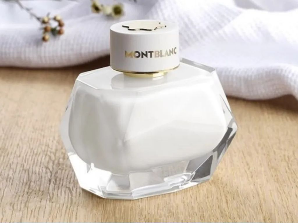Signature for Women EDP là biểu tượng của phong cách, đồng hành cùng phái đẹp từ những khoảnh khắc thường nhật đến những sự kiện quan trọng.