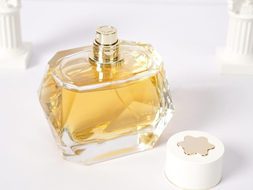 Nước hoa Montblanc nữ chính hãng Montblanc Signature Absolue EDP mở đầu bằng sự tươi mát đầy năng lượng từ hương cam quýt, mang lại cảm giác trong trẻo và sảng khoái