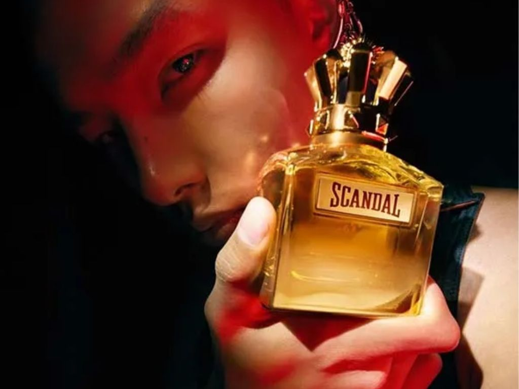 Jean Paul Gaultier Scandal Absolu Pour Homme mang đến một trải nghiệm đầy khác biệt – vừa ngọt ngào, gợi cảm, vừa mạnh mẽ, nam tính