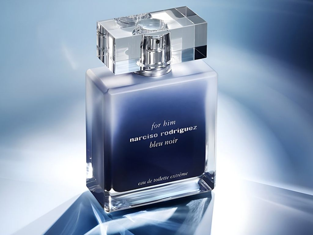 Bleu Noir Parfum thuộc nhóm Eau de Parfum (EDP) – dòng nước hoa có nồng độ tinh dầu cao hơn so với Eau de Toilette (EDT). Nhờ vậy, mùi hương của sản phẩm có khả năng bám lâu hơn trên da và trang phục