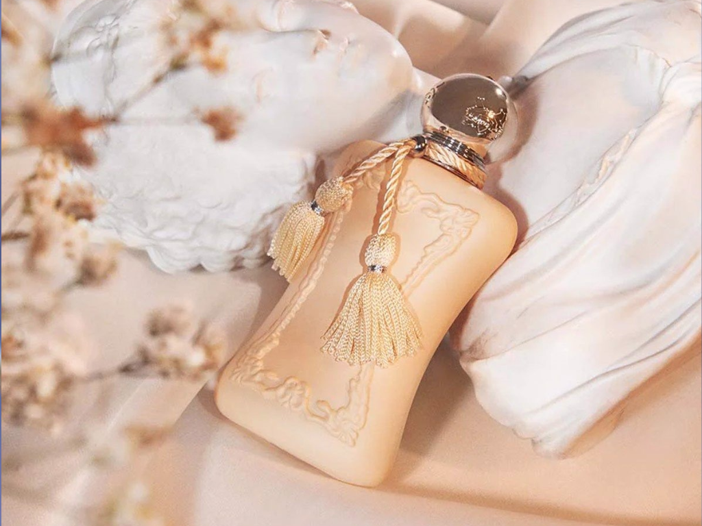 Parfums De Marly Cassili Royal Essence EDP mang đến một hành trình hương thơm ngọt ngào và gợi cảm, kết hợp hoàn hảo giữa quả mơ, hoa hồng và gỗ đàn hương