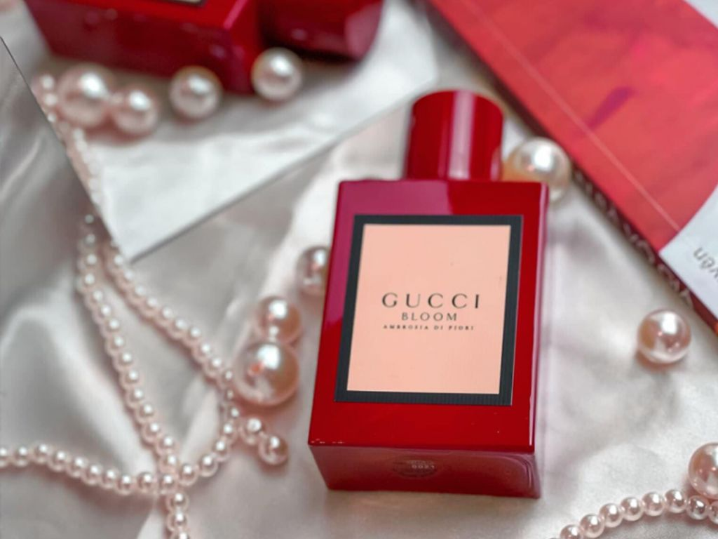 Gucci Bloom Ambrosia Di Fiori EDP là phiên bản cao cấp trong dòng Bloom, mang đến mùi hương nồng nàn, sâu lắng và cực kỳ bền hương