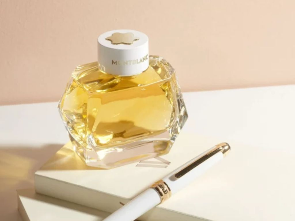 Montblanc Signature Absolue EDP là biểu tượng của sự sang trọng và nữ tính. Hương thơm hòa quyện giữa trái cây tươi sáng và hoa trắng dịu dàng, mang lại cảm giác vừa trẻ trung vừa cuốn hút.