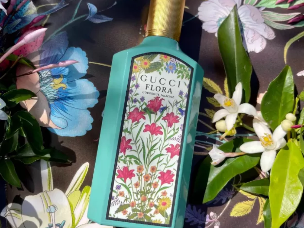 Gucci Flora Gorgeous Jasmine EDP là một bản hòa âm êm dịu giữa sự thanh lịch và vẻ đẹp tự nhiên, lý tưởng cho những ai yêu sự tinh tế không phô trương