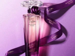 Nước hoa nữ Lancome Tresor EDP 100ml phiên bản Midnight Rose mang đến sự trẻ trung, ngọt ngào với hương hoa hồng chủ đạo, kết hợp tinh tế cùng quả mâm xôi tươi mới.