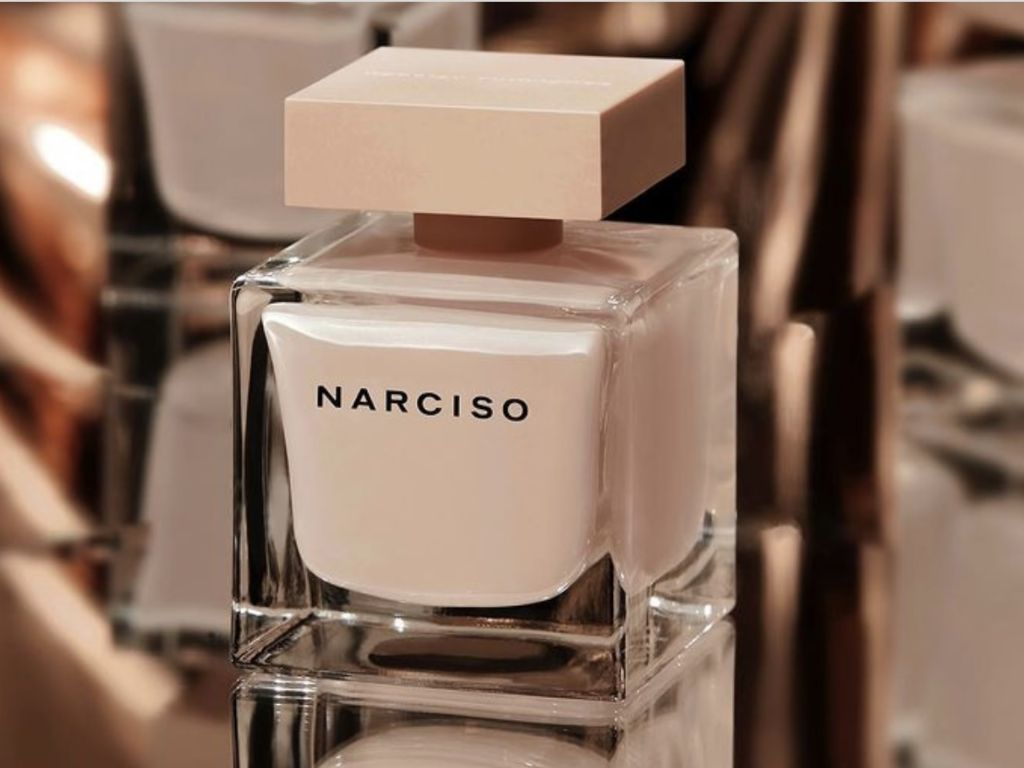 Narciso Poudree for Women là tuyệt tác hương thơm mang đậm dấu ấn của Narciso Rodriguez, được ví như làn sương phấn mỏng manh bao phủ cơ thể, tôn vinh nét đẹp thanh lịch và quyến rũ của người phụ nữ