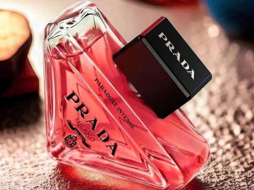 Prada Paradoxe Intense là hiện thân của sự đối lập hoàn hảo – nơi mạnh mẽ và nữ tính, hiện đại và cổ điển hòa quyện một cách tinh tế.
