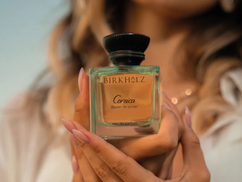 Birkholz Corsica Baiser De La Mer EDP là một tuyệt phẩm thuộc dòng nước hoa nữ hương trái cây tươi mát, mang đến sự hòa quyện tinh tế giữa nét ngọt lành của trái cây và làn gió phóng khoáng của biển cả