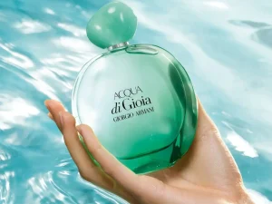 Giorgio Armani Acqua di Gioia EDP là một trong những biểu tượng của dòng nước hoa nữ hương biển mát lạnh, tái hiện trọn vẹn cảm giác tự do, tươi mới như đang hòa mình vào làn sóng xanh mát của đại dương