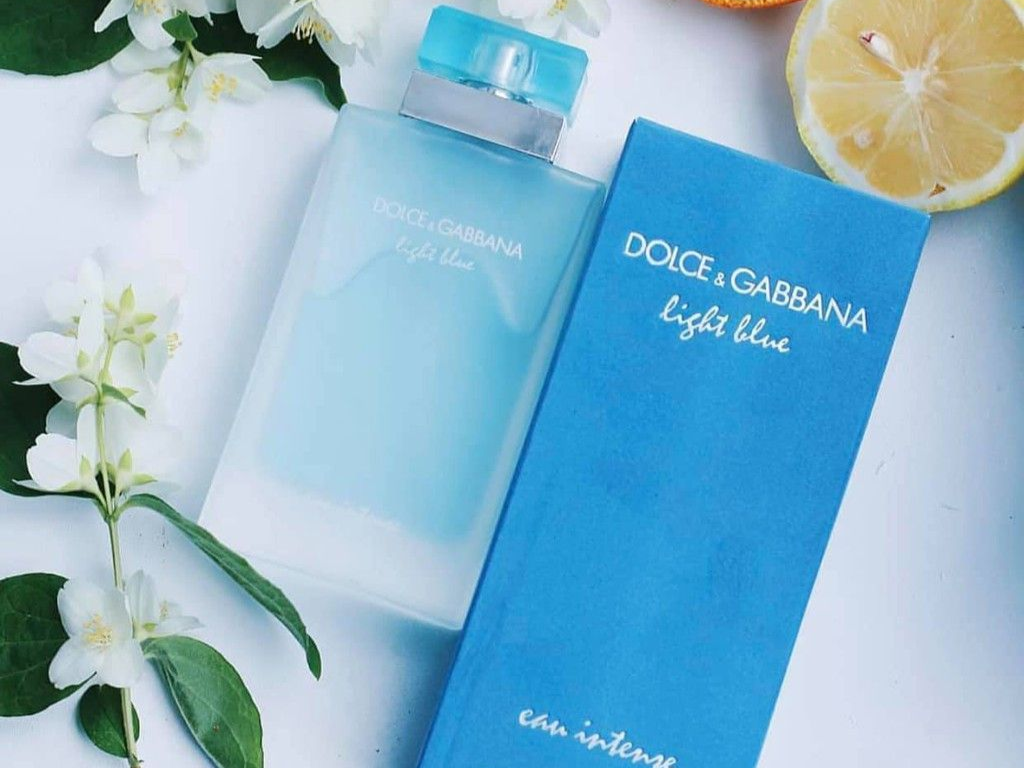 D&G Light Blue Eau Intense là biểu tượng của mùa hè nước Ý, được biết đến với sự hòa quyện của quả chanh xanh, táo Granny Smith và hương hoa trắng tinh tế. 