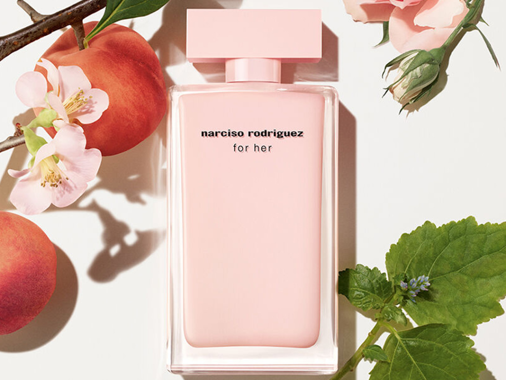Dành cho những ai yêu sự thanh lịch, nữ tính và bí ẩn, Narciso Rodriguez For Her là dòng nước hoa chạm đến cảm xúc sâu lắng. 