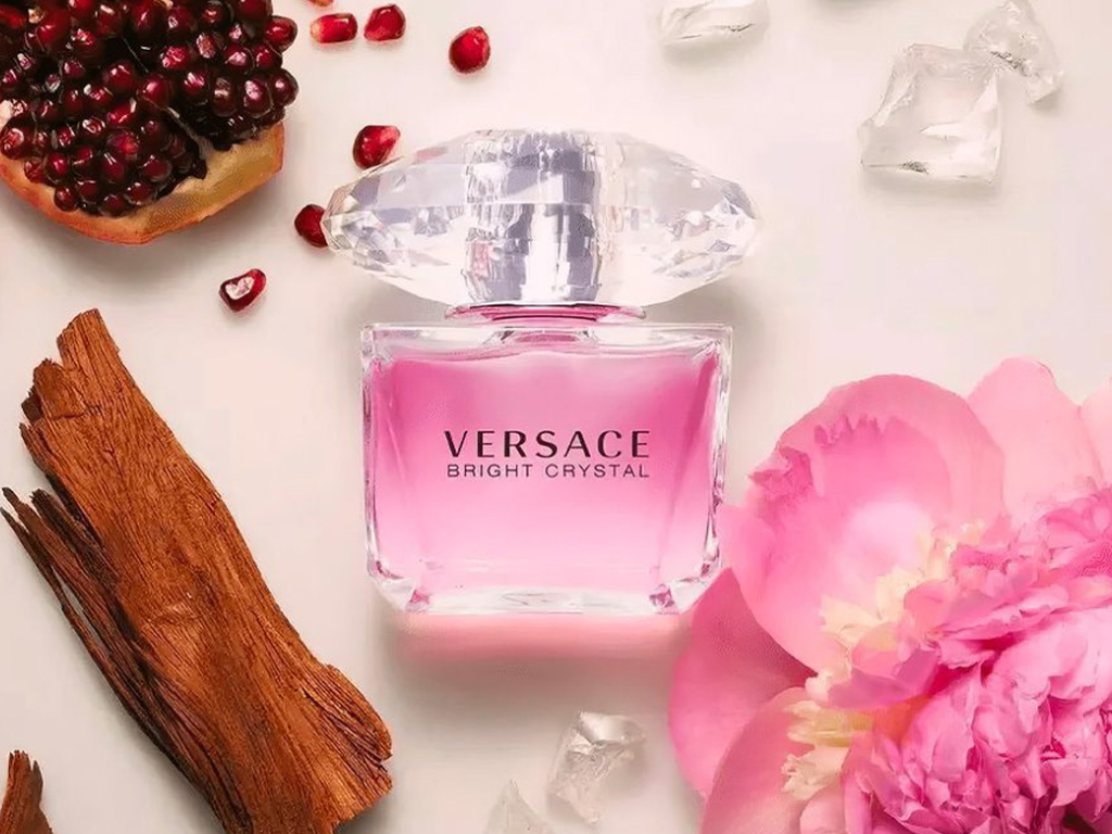 Versace Bright Crystal mang đến cảm giác thanh khiết và dịu dàng ngay từ những nốt hương đầu với lựu đỏ và cam yuzu mát lạnh.