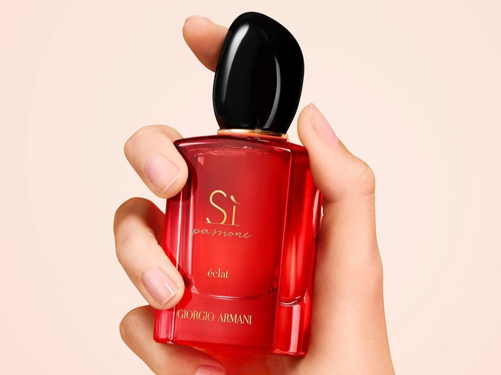 Sì Passione Éclat là phiên bản rực rỡ và tràn đầy năng lượng của dòng Sì nổi tiếng. Với hương hoa hồng Bulgari và quả lý chua đỏ