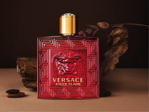 Versace Eros Flame là phiên bản đầy đam mê và cá tính, mang sắc thái ấm áp khác biệt so với các bản Eros khác.