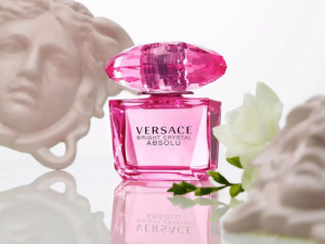 Đây là bản nâng cấp của dòng Bright Crystal đình đám, được điều chế với nồng độ Eau de Parfum, mang đến trải nghiệm hương thơm mạnh mẽ và đậm đà hơn