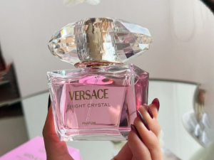 Là phiên bản nâng cấp với nồng độ tinh dầu cao hơn, Versace Bright Crystal Parfum mang đến trải nghiệm hương thơm đậm đà, bền bỉ và quyến rũ hơn hẳn phiên bản EDT truyền thống