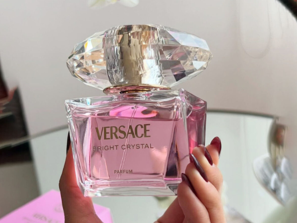 Là phiên bản nâng cấp với nồng độ tinh dầu cao hơn, Versace Bright Crystal Parfum mang đến trải nghiệm hương thơm đậm đà, bền bỉ và quyến rũ hơn hẳn phiên bản EDT truyền thống