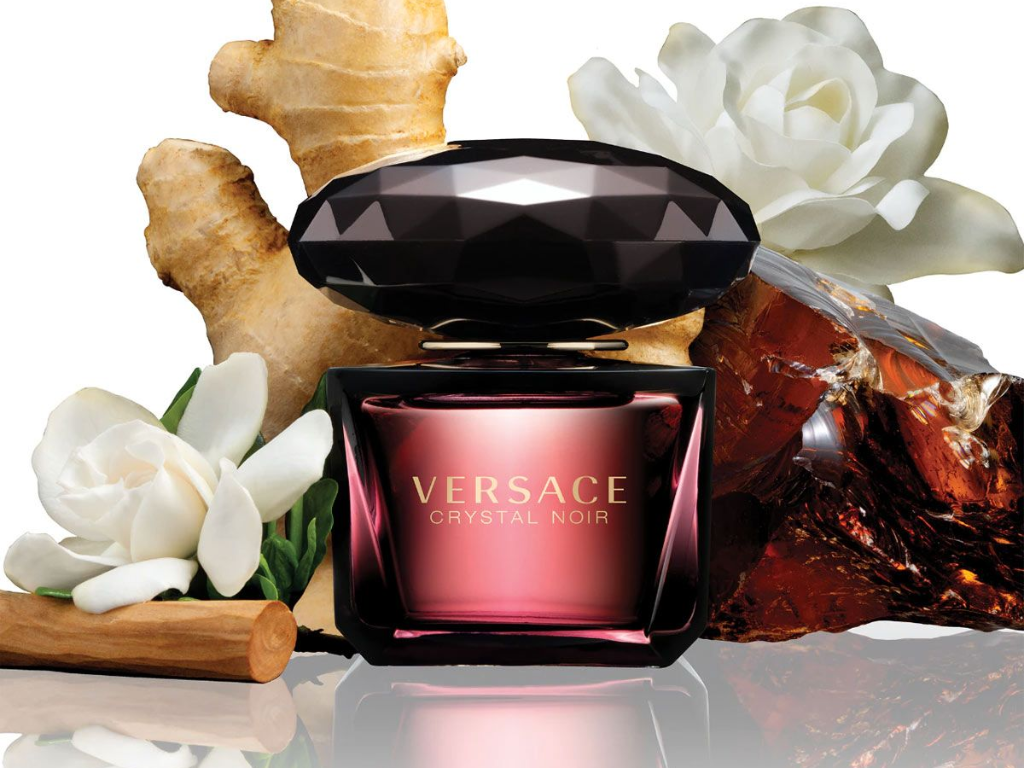 Versace Crystal Noir Parfum là dòng nước hoa Versace nữ chính hãng mang phong cách bí ẩn, gợi cảm và mạnh mẽ, rất khác biệt so với các sản phẩm khác của Versace.