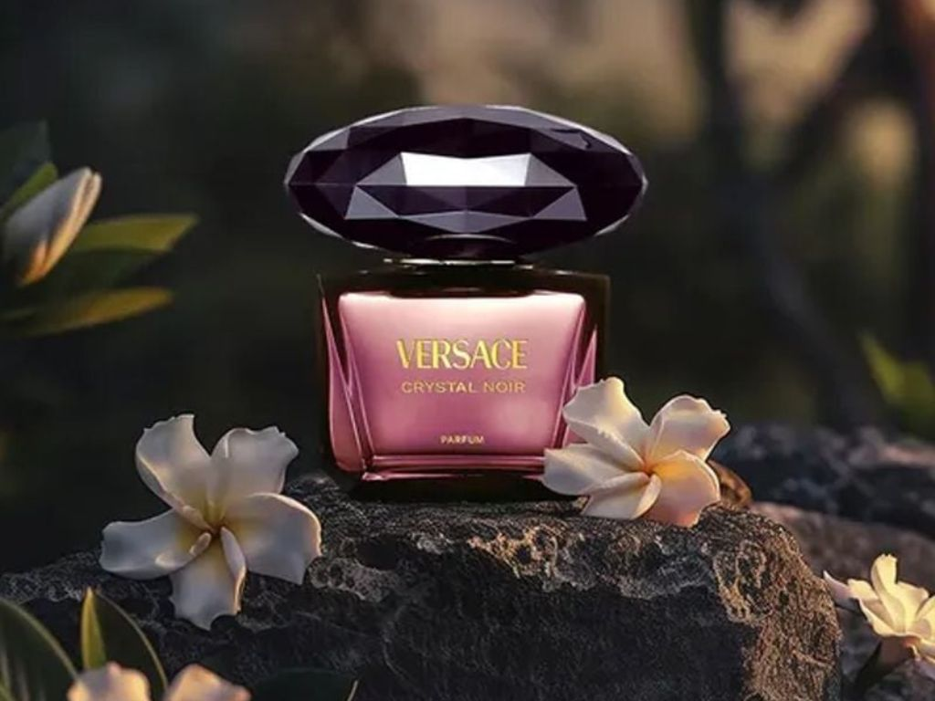 Trong danh sách nước hoa Versace nữ mùi nào thơm nhất,  Crystal Noir Parfum luôn là cái tên được nhắc đến nhiều nhất