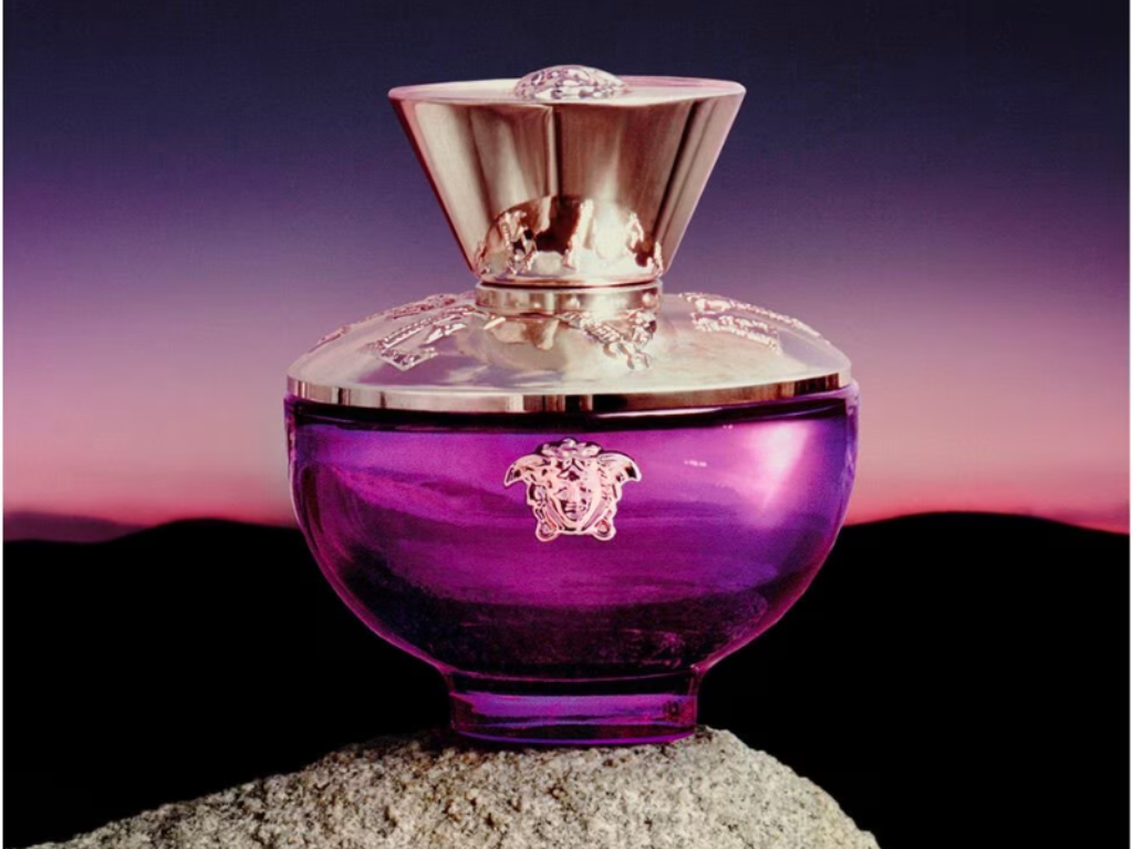 Mang vẻ ngoài kiêu sa với thiết kế chai màu tím sang trọng, Versace Pour Femme Dylan Purple EDP là lựa chọn lý tưởng dành cho những cô gái yêu phong cách trẻ trung, cá tính