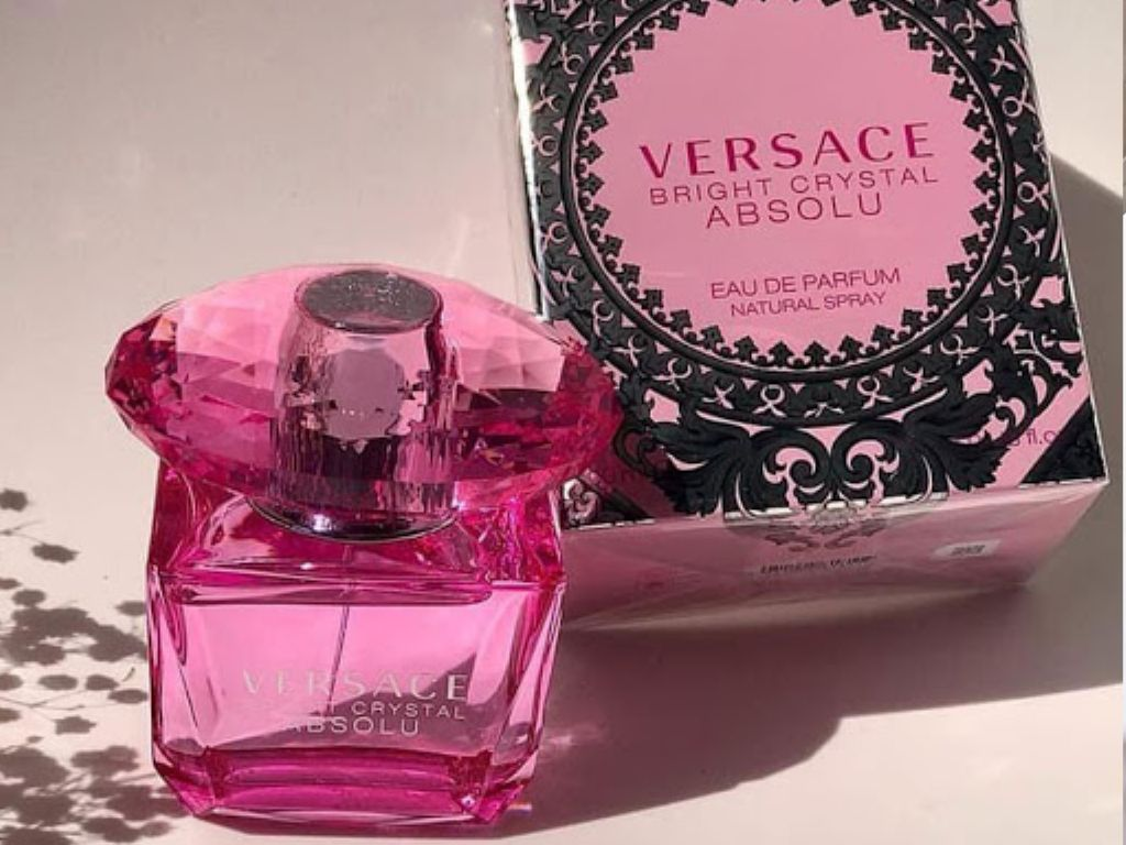Bright Crystal Absolu là phiên bản Eau de Parfum với nồng độ hương cao, mang lại khả năng lưu hương mạnh mẽ và bền bỉ hơn so với bản Bright Crystal thông thường.