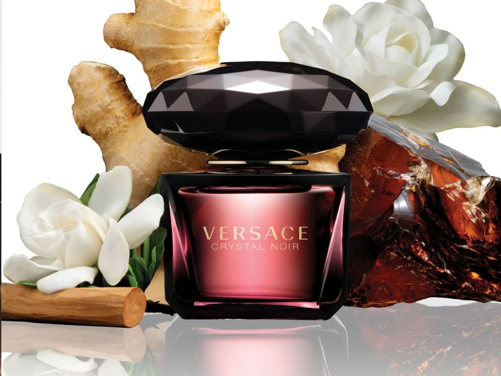 Versace Crystal Noir Parfum mang phong cách bí ẩn, gợi cảm và đầy quyền lực.