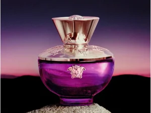 Versace Pour Femme Dylan Purple EDP mang trong mình nguồn năng lượng tươi mới, hiện đại nhưng vẫn đậm chất sang trọng đặc trưng của Versace.