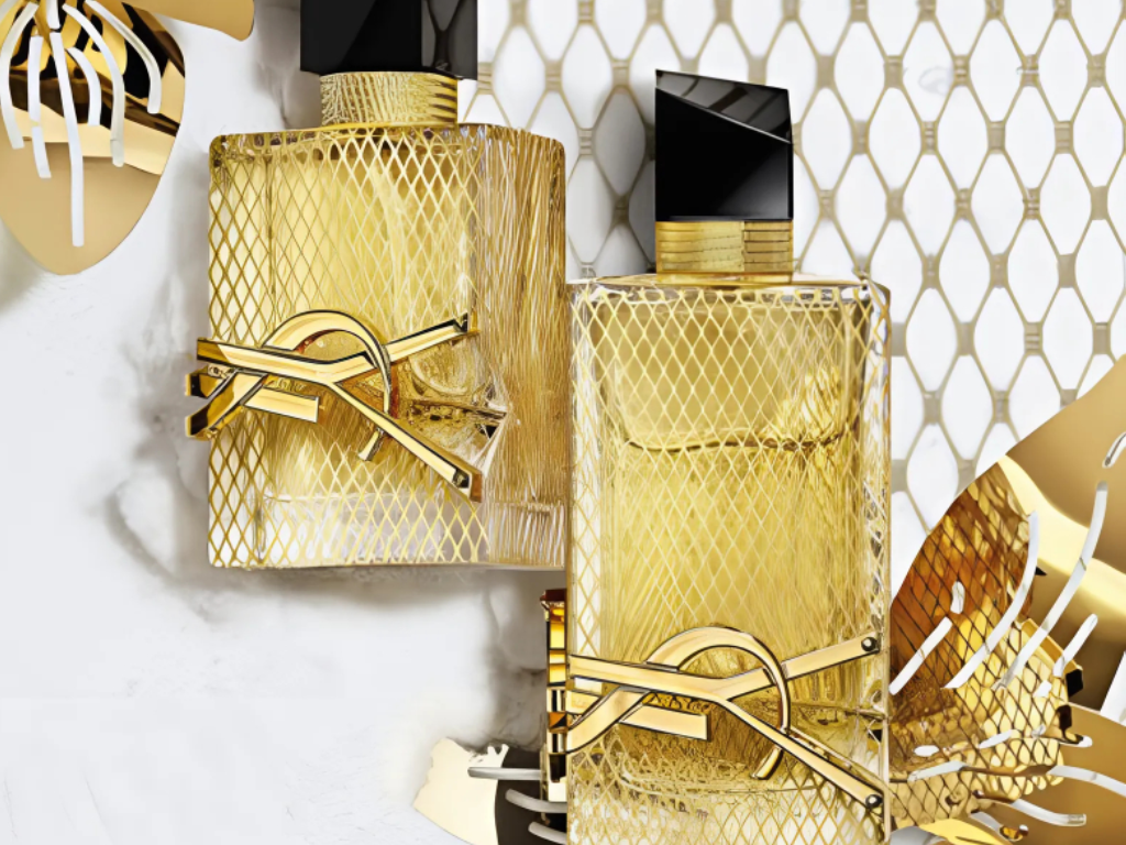 Nước hoa YSL Libre nữ - Libre EDP Holiday là phiên bản giới hạn mang đậm tinh thần lễ hội với thiết kế chai phủ ánh vàng lấp lánh, tượng trưng cho sự sang trọng và rực rỡ.