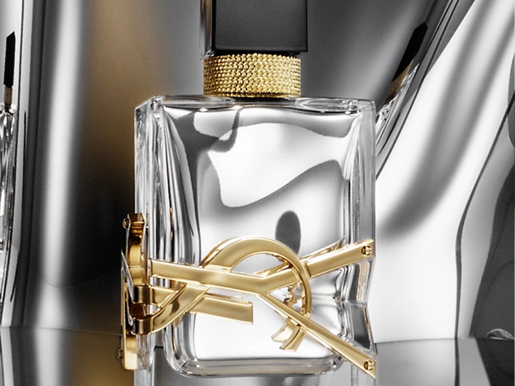 Nước hoa YSL Libre nữ - Libre L'Absolu Platin EDP mang đến trải nghiệm hương thơm đậm đà, đầy nội lực và sang trọng. Đây là phiên bản được yêu thích bởi những ai mê sự quyến rũ sâu lắng.