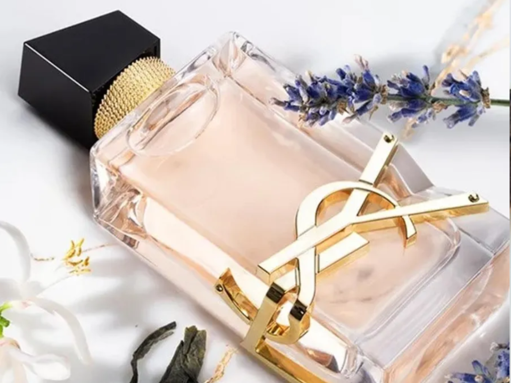 Nước hoa YSL Libre nữ - LIBRE EDT là phiên bản nhẹ nhàng và tươi mát hơn so với EDP, mang đến sự thoải mái và dễ chịu cho những ngày hè hoặc môi trường làm việc.