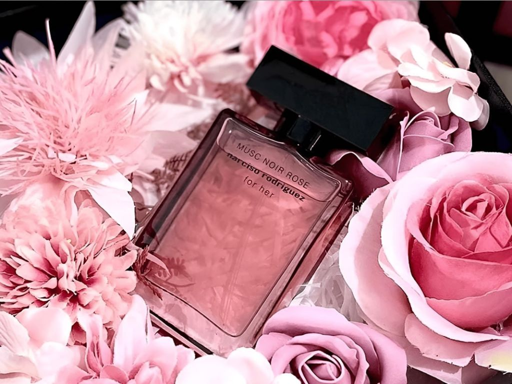 Musc Noir Rose là biểu tượng của vẻ đẹp đối lập nhưng hài hòa – vừa ngọt ngào, mềm mại, vừa mang trong mình nét mạnh mẽ đầy cá tính. 