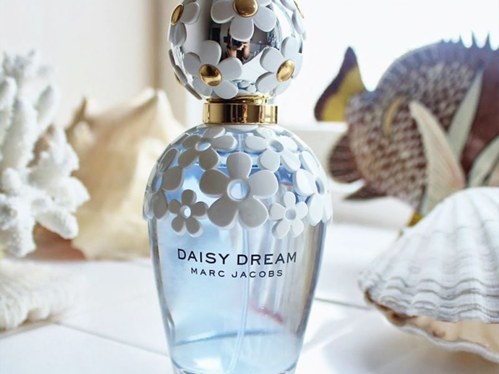 Dành riêng cho những cô nàng mộng mơ, Daisy Dream là sự pha trộn thanh thoát giữa hương hoa nhài, vải thiều và trái mâm xô