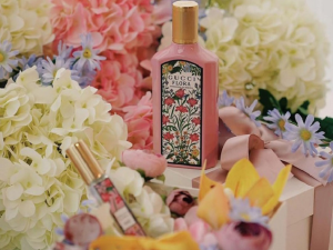 Mang đậm tinh thần nữ tính và tươi mới, Gucci Flora Gorgeous Gardenia là bản hòa âm ngọt ngào của hoa dành dành, quả lê và dâu rừng.