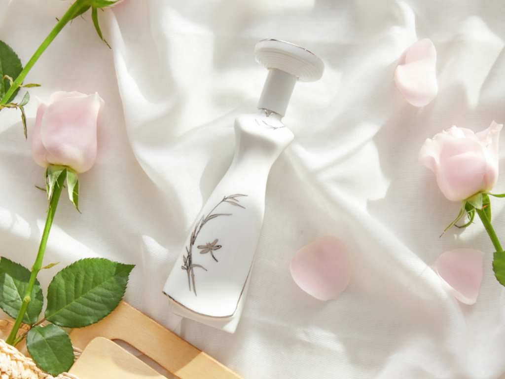 Với hương cam chanh nhẹ nhàng, điểm xuyết hoa lan và hoa hồng, đây là dòng nước hoa phù hợp với các cô gái trẻ trung, hiện đại tại shop nước hoa ở Huế.