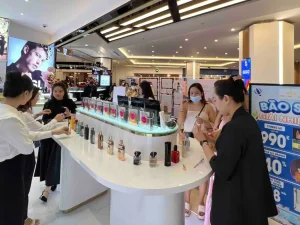 Nhân viên Thế Giới Nước Hoa Hạ Long chuyên nghiệp