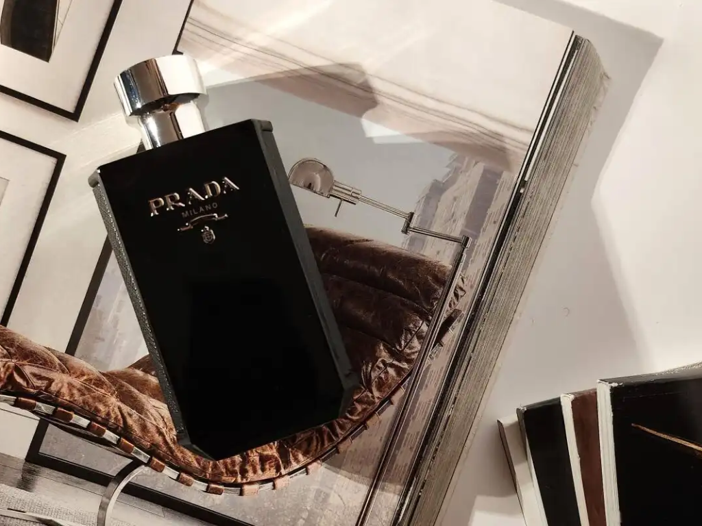 Prada L'Homme Intense là hiện thân của sự sang trọng và chiều sâu trong từng tầng hương. 